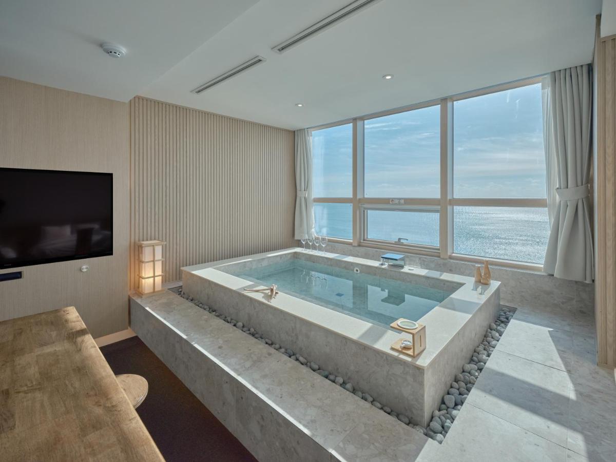 Uh Suite The Haeundae Busan Exterior photo